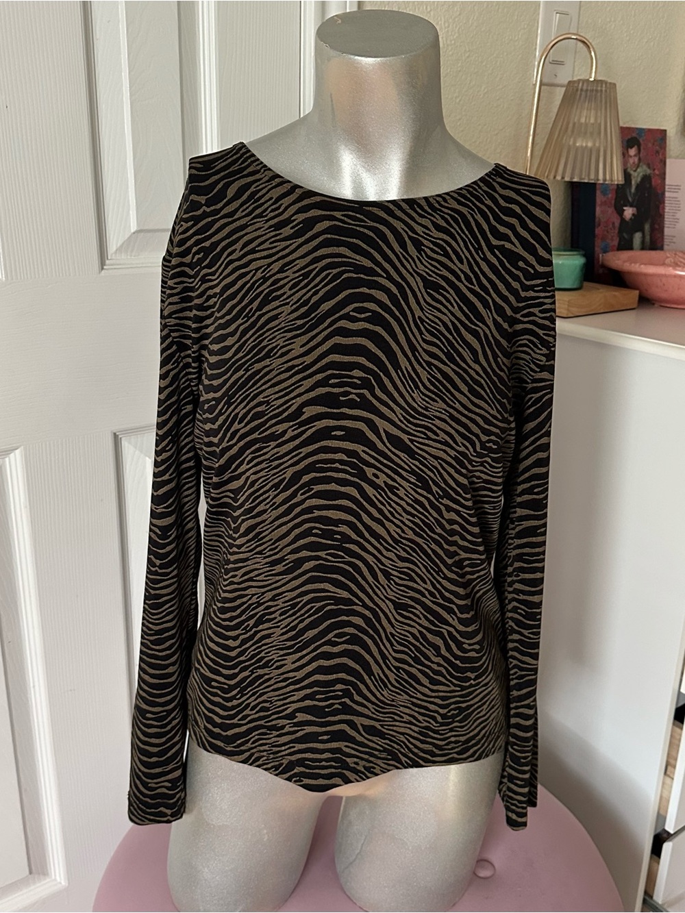 Vintage 90s Tapemeasure Tiger Print Long Sleeve Top